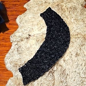 Beautiful Vintage reversible Black/ White Rose  shawl